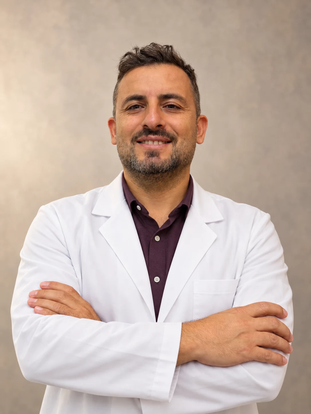 Op. Dr. Seraf Abay’ın beyaz önlüklü portresi